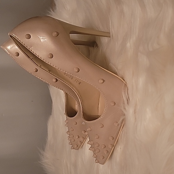 New size 6.5 beige heel with spikes - Picture 2 of 4